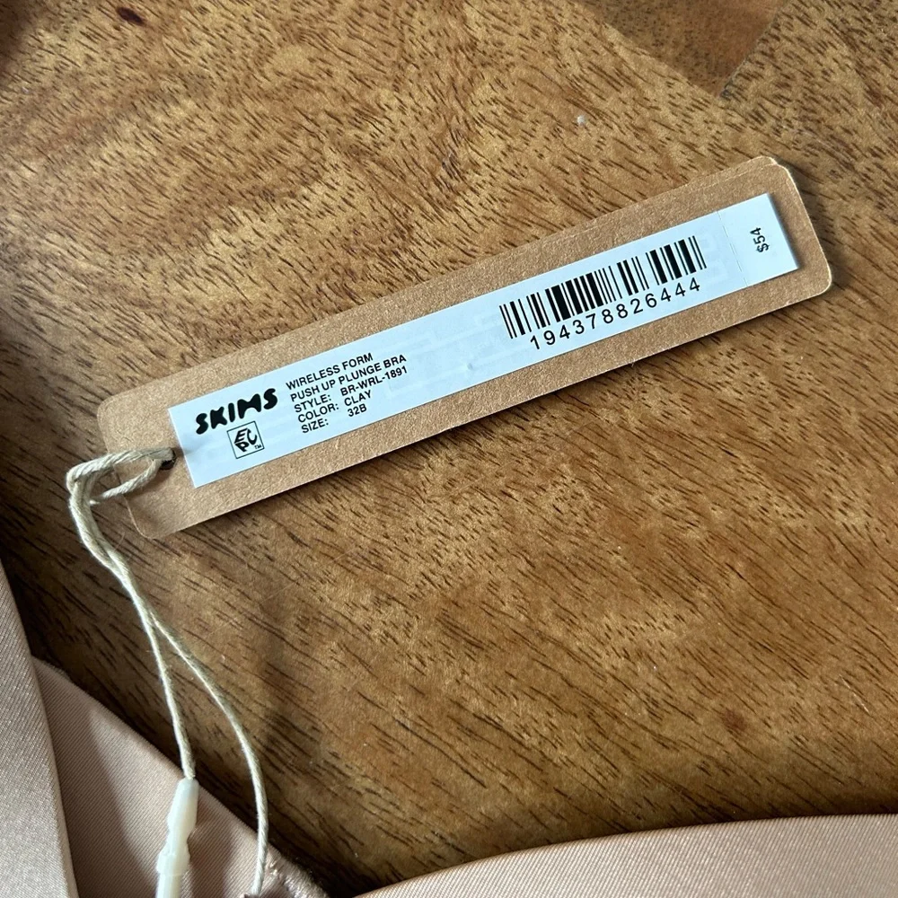 SKIMS Wireless Form Push Up Plunge Bra Clay - Picture 7 of 11